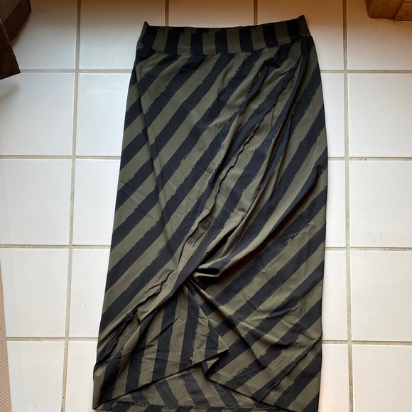 Porto Dresses & Skirts - Porto SF Elegant Asymmetrical Black and Green Skirt Size 3 (10) M